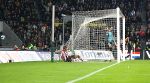 Eindhoven, 3 Maart 2007 Kompetitiewedstrijd PSV-RKC, eindstand 2-0 Seizoen 2006/2007
Serie van een aktie van Jefferson Farfan die zijn bal net over het doel ziet gaan
Foto Ronald Otter