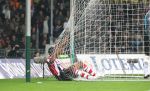 Eindhoven, 3 Maart 2007 Kompetitiewedstrijd PSV-RKC, eindstand 2-0 Seizoen 2006/2007
Serie van een aktie van Jefferson Farfan die zijn bal net over het doel ziet gaan
Foto Ronald Otter