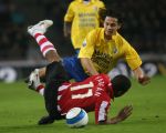 Eindhoven, 3 Maart 2007 Kompetitiewedstrijd PSV-RKC eindstand 2-0 Seizoen 2006/2007
Jefferson Farfan in duel met Virgilio Teixeira
