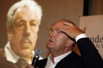 Amsterdam 15 maart 2007
Presentatie dvd box Ko v Dijk. Aanwezig zijn oa de zoons van Ko van Dijk Kees en Peter Jan v Dijk. Joop v d Ende reikte de dvd box uit.