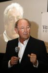 Amsterdam 15 maart 2007
Presentatie dvd box Ko v Dijk. Aanwezig zijn oa de zoons van Ko van Dijk Kees en Peter Jan v Dijk. Joop v d Ende reikte de dvd box uit.