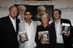 Amsterdam 15 maart 2007
Presentatie dvd box Ko v Dijk. Aanwezig zijn oa de zoons van Ko van Dijk Kees en Peter Jan v Dijk. Joop v d Ende reikte de dvd box uit. Ellen Vogel Mimoun Oaissa en Gijs Scholten v Aschat