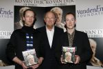 Amsterdam 15 maart 2007
Presentatie dvd box Ko v Dijk. Aanwezig zijn oa de zoons van Ko van Dijk Kees en Peter Jan v Dijk. Joop v d Ende reikte de dvd box uit.