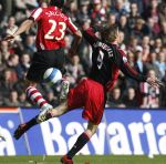 Eindhoven, 18 Maart 2007 Kompetitiewedstrijd PSV-AJAX, eindstand 1-5 Seizoen 2006/2007
Klaas Jan Huntelaar in duel met Carlos Salcido