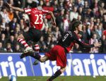 Eindhoven, 18 Maart 2007 Kompetitiewedstrijd PSV-AJAX, eindstand 1-5 Seizoen 2006/2007
Klaas Jan Huntelaar in duel met Carlos Salcido