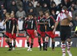 Eindhoven, 18 Maart 2007 Kompetitiewedstrijd PSV-AJAX, eindstand 1-5 Seizoen 2006/2007
Klaas Jan Huntelaar wordt gefeliciteerd door Ryan Babel, George Ogararu, Tom de Mul en Gabri
