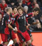 Eindhoven, 18 Maart 2007 Kompetitiewedstrijd PSV-AJAX, eindstand 1-5 Seizoen 2006/2007
Klaas Jan Huntelaar wordt gefeliciteerd dor Gabri
