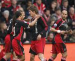 Eindhoven, 18 Maart 2007 Kompetitiewedstrijd PSV-AJAX, eindstand 1-5 Seizoen 2006/2007
Klaas Jan Huntelaar wordt gefeliciteerd door Edgar Davids
