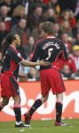 Eindhoven, 18 Maart 2007 Kompetitiewedstrijd PSV-AJAX, eindstand 1-5 Seizoen 2006/2007
Klaas Jan Huntelaar wordt gefeliciteerd met zijn 0-1 door Edgar Davids