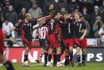 Eindhoven, 18 Maart 2007 Kompetitiewedstrijd PSV-AJAX, eindstand 1-5 Seizoen 2006/2007
Klaas Jan Huntelaar wordt gefeliciteerd door George Ogararu , Ryan Babel, Gabri en Tom de Mul