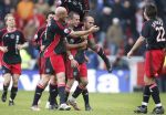 Eindhoven, 18 Maart 2007 Kompetitiewedstrijd PSV-AJAX, eindstand 1-5 Seizoen 2006/2007
Gabri wordt gefeliciteerd met zijn doelpunt door John Heitinga en Jaap Stam. Geheel rechts Zdenek Grygera
