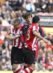 Eindhoven, 18 Maart 2007 Kompetitiewedstrijd PSV-AJAX, eindstand 1-5 Seizoen 2006/2007
Klaas Jan Huntelaar in duel met Carlos Salcido en Timmy Simons