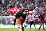 Eindhoven, 18 Maart 2007 Kompetitiewedstrijd PSV-AJAX, eindstand 1-5 Seizoen 2006/2007
Klaas Jan Huntelaar in duel met Manuel Da Costa