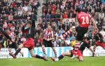 Eindhoven, 18 Maart 2007 Kompetitiewedstrijd PSV-AJAX, eindstand 1-5 Seizoen 2006/2007
Klaas Jan Huntelaar probeert de inzet te stoppen van Sun Xiang