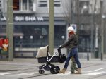 Scheveningen 18 februari 2007
Lucy Woesthof met Dean Maddy  achetr de kinderwagen met daarin hun baby.