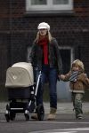 Scheveningen 18 februari 2007
Lucy Woesthof met Dean Maddy  achetr de kinderwagen met daarin hun baby.