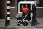 Scheveningen 18 februari 2007
Lucy Woesthof met Dean Maddy  achetr de kinderwagen met daarin hun baby.