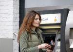 Amsterdam 3 maart 2007
Mariska Hulscher  geld aan het pinnen voor boodschappen op de Beethovenstraat.