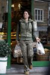 Amsterdam 3 maart 2007
Mariska Hulscher  geld aan het pinnen voor boodschappen op de Beethovenstraat.
