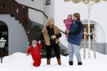 Lech 11 februari 2007
Maxima Prins Willem Alexander Amalia Alexia Koningin Beatrix Prins Constantijn Prinses Laurentien met Prinses Eloise Prins Claus Cazimir en Eleonore op vakatie in Lech.