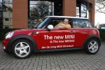Hilversum 1 maart 2007
Menno Kohler krijgt  zijn mini cooper.
