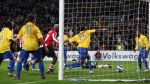 Eindhoven, 3 Maart 2007 Kompetitiewedstrijd PSV-RKC eindstand 2-0 Seizoen 2006/2007
Milano Koenders kan de inzet van Eduardo Alcides niet stoppen en daardoor komt PSV op 2-0