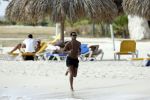 Curacao 6 januari 2006
Patrick Kluivert aan het trainen op het strand met een i pod op.