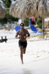 Curacao 6 januari 2006
Patrick Kluivert aan het trainen op het strand met een i pod op.
