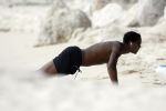 Curacao 6 januari 2006
Patrick Kluivert aan het trainen op het strand met een i pod op.