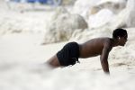 Curacao 6 januari 2006
Patrick Kluivert aan het trainen op het strand met een i pod op.