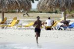 Curacao 6 januari 2006
Patrick Kluivert aan het trainen op het strand met een i pod op.