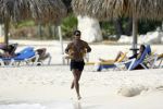 Curacao 6 januari 2006
Patrick Kluivert aan het trainen op het strand met een i pod op.