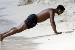 Curacao 6 januari 2006
Patrick Kluivert aan het trainen op het strand met een i pod op.