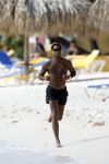 Curacao 6 januari 2006
Patrick Kluivert aan het trainen op het strand met een i pod op.