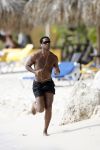 Curacao 6 januari 2006
Patrick Kluivert aan het trainen op het strand met een i pod op.