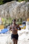 Curacao 6 januari 2006
Patrick Kluivert aan het trainen op het strand met een i pod op.