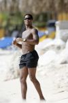 Curacao 6 januari 2006
Patrick Kluivert aan het trainen op het strand met een i pod op.