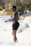Curacao 6 januari 2006
Patrick Kluivert aan het trainen op het strand met een i pod op.