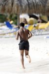 Curacao 6 januari 2006
Patrick Kluivert aan het trainen op het strand met een i pod op.