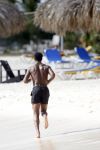 Curacao 6 januari 2006
Patrick Kluivert aan het trainen op het strand met een i pod op.