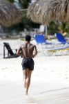 Curacao 6 januari 2006
Patrick Kluivert aan het trainen op het strand met een i pod op.