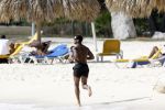 Curacao 6 januari 2006
Patrick Kluivert aan het trainen op het strand met een i pod op.