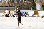 Curacao 6 januari 2006
Patrick Kluivert aan het trainen op het strand met een i pod op.