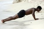 Curacao 6 januari 2006
Patrick Kluivert aan het trainen op het strand met een i pod op.