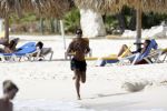 Curacao 6 januari 2006
Patrick Kluivert aan het trainen op het strand met een i pod op.