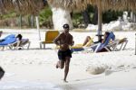 Curacao 6 januari 2006
Patrick Kluivert aan het trainen op het strand met een i pod op.