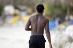 Curacao 6 januari 2006
Patrick Kluivert aan het trainen op het strand met een i pod op.