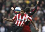 Eindhoven, 18 Maart 2007 Kompetitiewedstrijd PSV-AJAX, eindstand 1-5 Seizoen 2006/2007
Patrick Kluivert in duel met George Ogararu