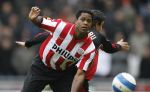 Eindhoven, 18 Maart 2007 Kompetitiewedstrijd PSV-AJAX, eindstand 1-5 Seizoen 2006/2007
Patrick Kluivert in duel met George Ogararu