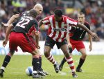 Eindhoven, 18 Maart 2007 Kompetitiewedstrijd PSV-AJAX, eindstand 1-5 Seizoen 2006/2007
Patrick Kluivert in duel met Jaap Stam